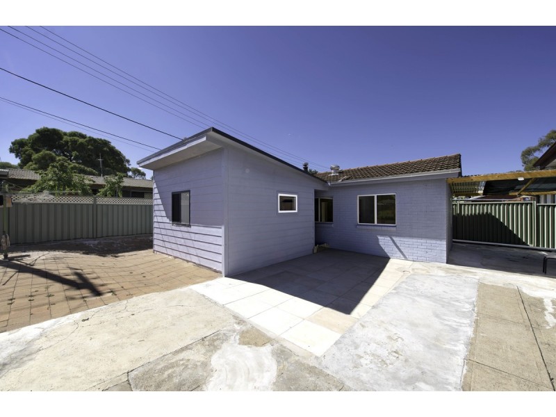 11 Stretton Crescent, Latham ACT 2615