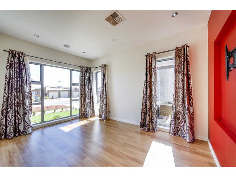 19 Hilda Kincaid Crescent, Macgregor ACT 2615