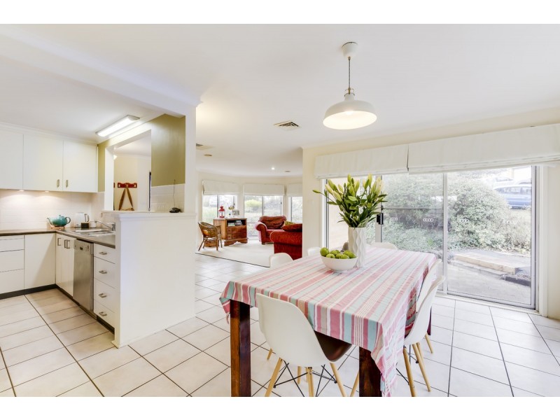 8 Aaron Place, Macgregor ACT 2615