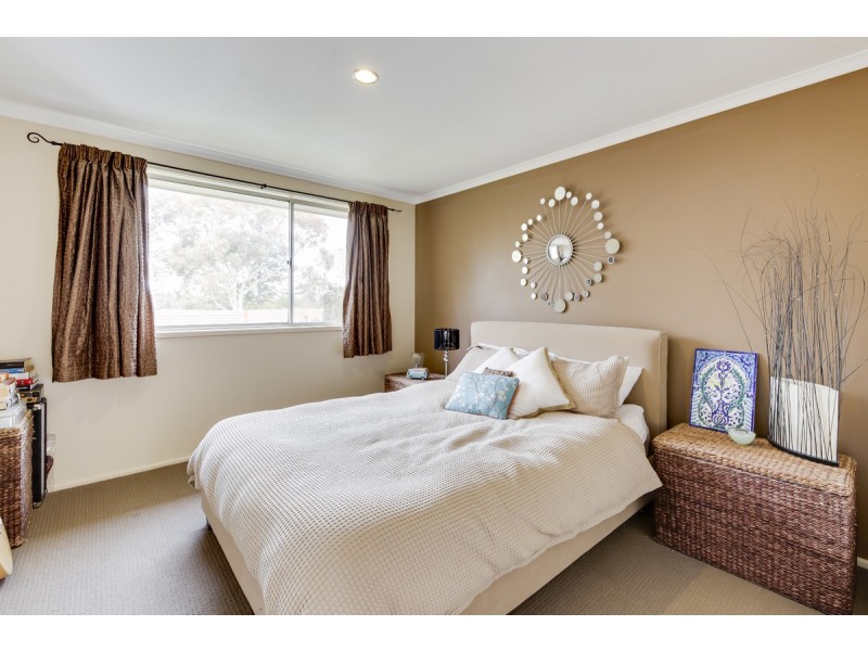 8 Aaron Place, Macgregor ACT 2615