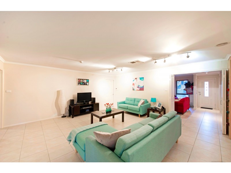 19 Siroset Close, Dunlop ACT 2615