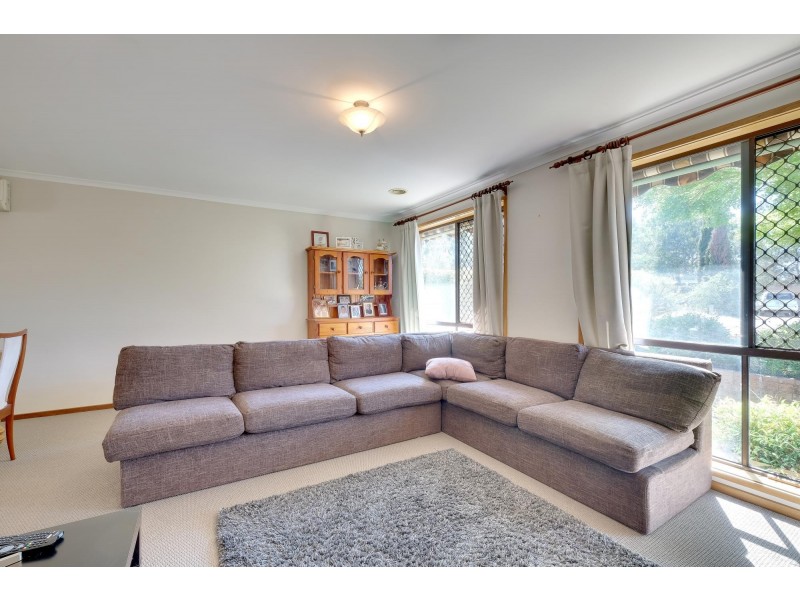 9 McGhie Place, Latham ACT 2615