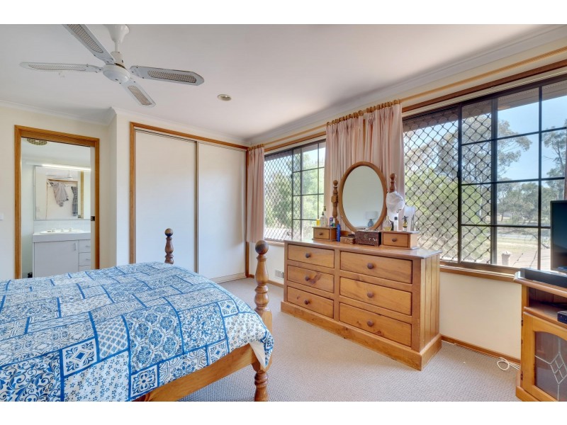 9 McGhie Place, Latham ACT 2615