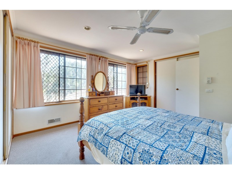 9 McGhie Place, Latham ACT 2615