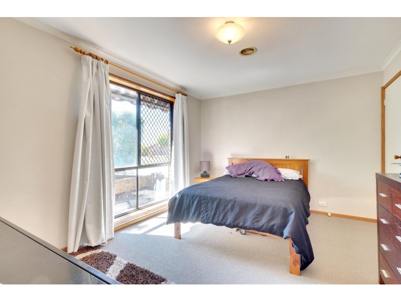 9 McGhie Place, Latham ACT 2615