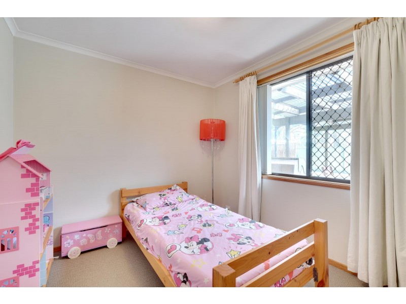 9 McGhie Place, Latham ACT 2615