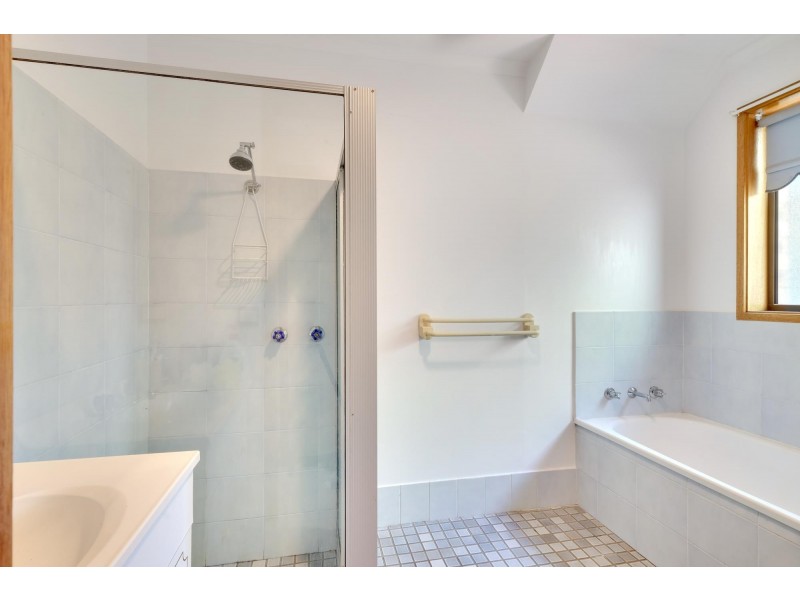 9 McGhie Place, Latham ACT 2615