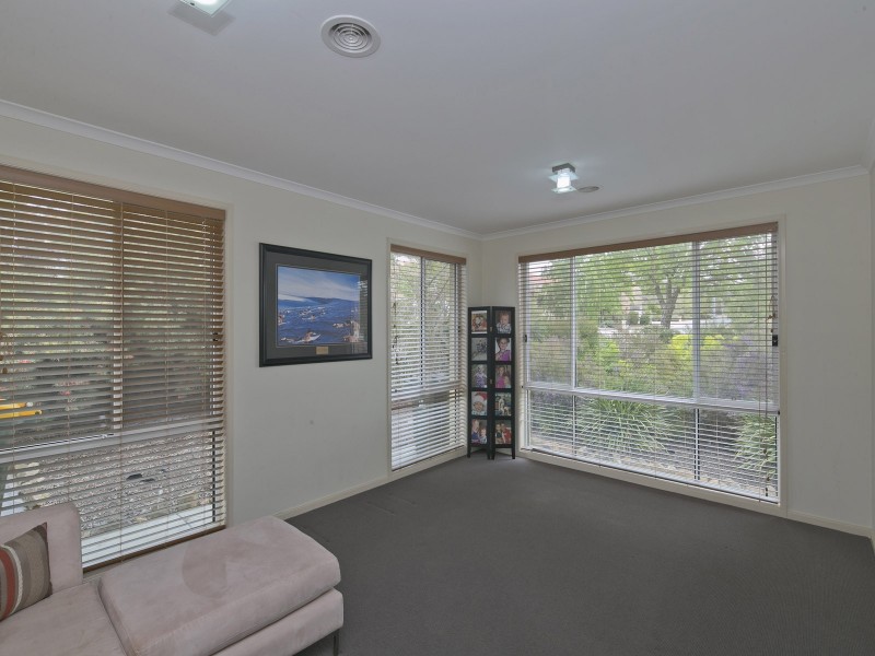 2 Hanrahan Crescent, Dunlop ACT 2615