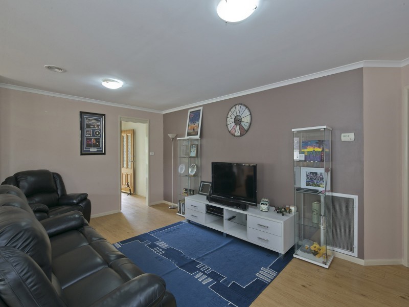 2 Hanrahan Crescent, Dunlop ACT 2615