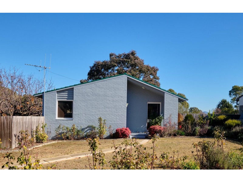 11 Geeves Court, Charnwood ACT 2615