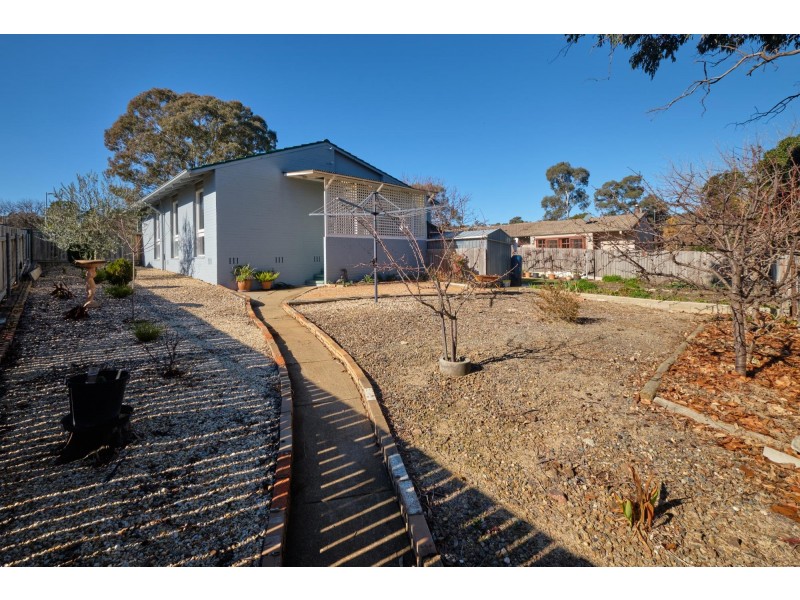11 Geeves Court, Charnwood ACT 2615