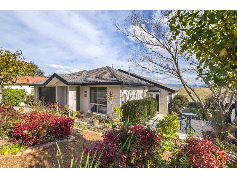 16 Grove Place, Dunlop ACT 2615