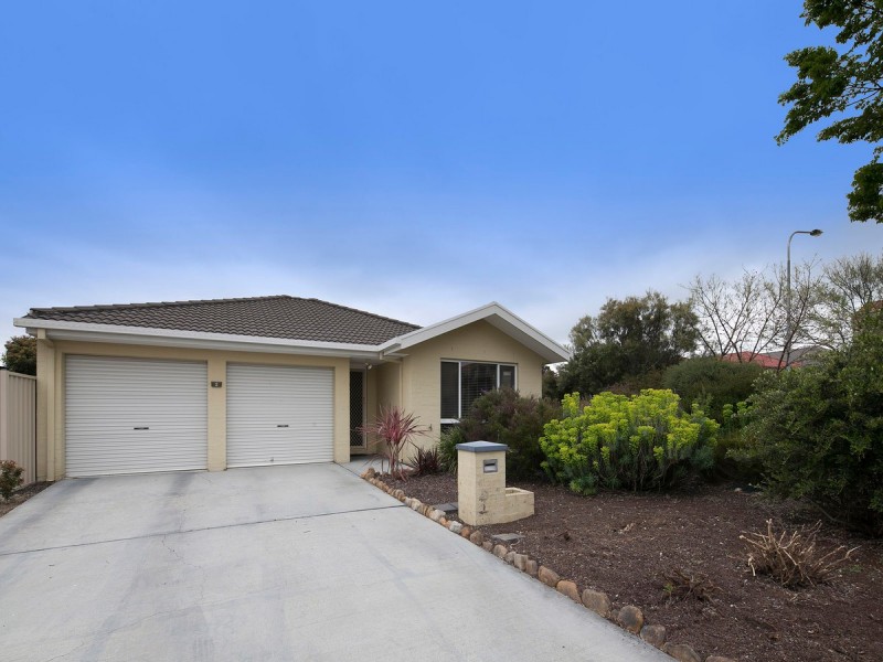 2 Hanrahan Crescent, Dunlop ACT 2615