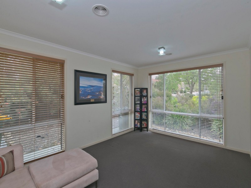 2 Hanrahan Crescent, Dunlop ACT 2615