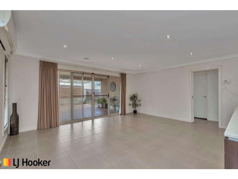 24 Gordon Withall Crescent, Dunlop ACT 2615