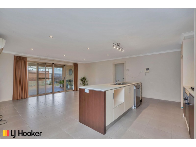 24 Gordon Withall Crescent, Dunlop ACT 2615