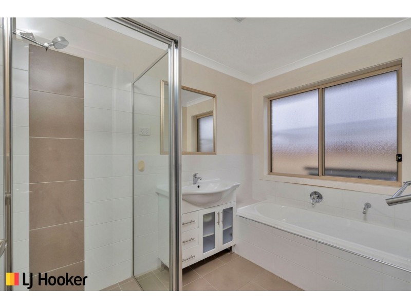 24 Gordon Withall Crescent, Dunlop ACT 2615