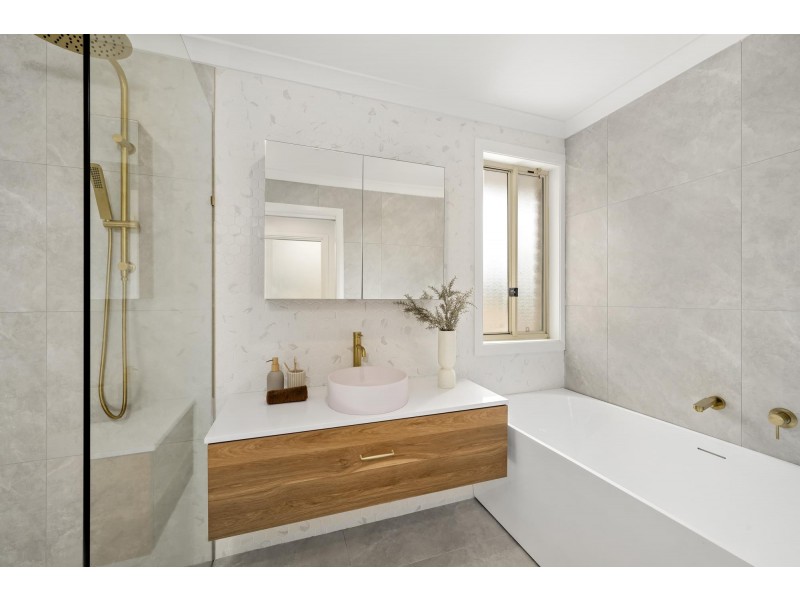 40 Halloran Drive, Jerrabomberra NSW 2619