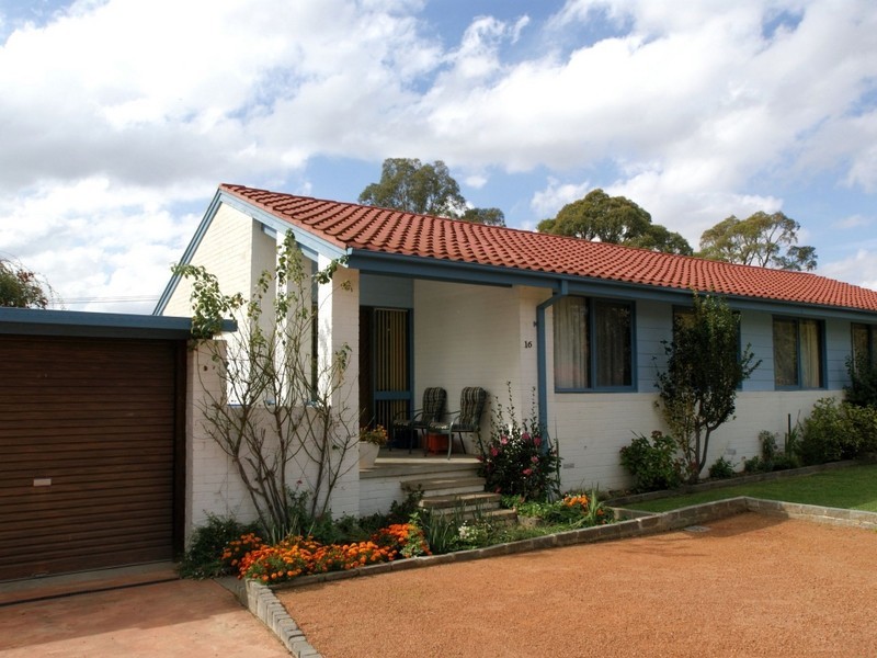 16 Handcock Crescent, Macgregor ACT 2615