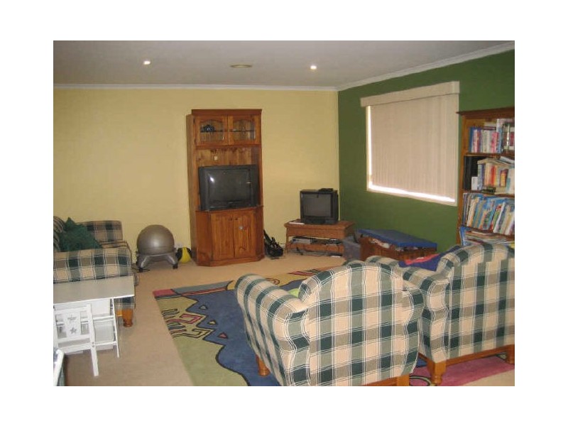 10 Buckmaster Crescent, Dunlop ACT 2615