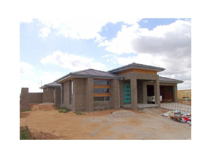 32 Gordon Withnall Crescent, Dunlop ACT 2615