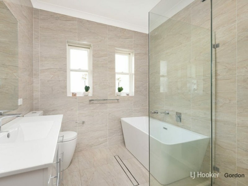 8 Bloomsbury Ave, Pymble NSW 2073