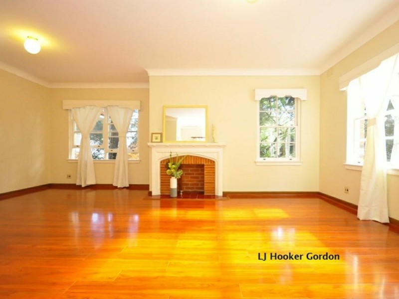 8 Bloomsbury Ave, Pymble NSW 2073