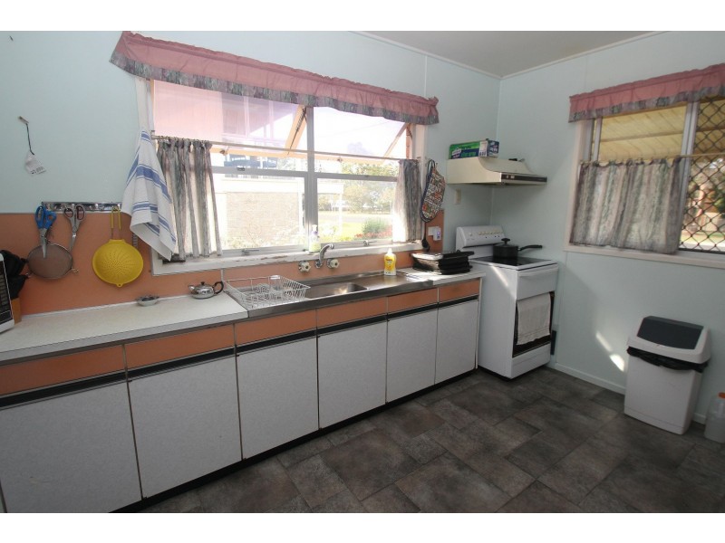 27 Flinders Street, Point Vernon QLD 4655
