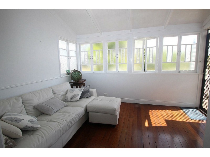 28 Edward Street, Urangan QLD 4655