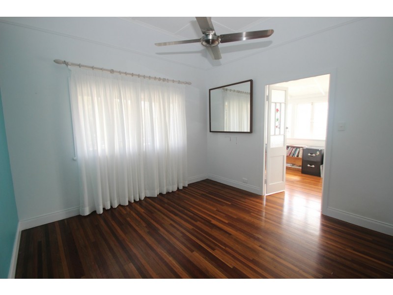 28 Edward Street, Urangan QLD 4655