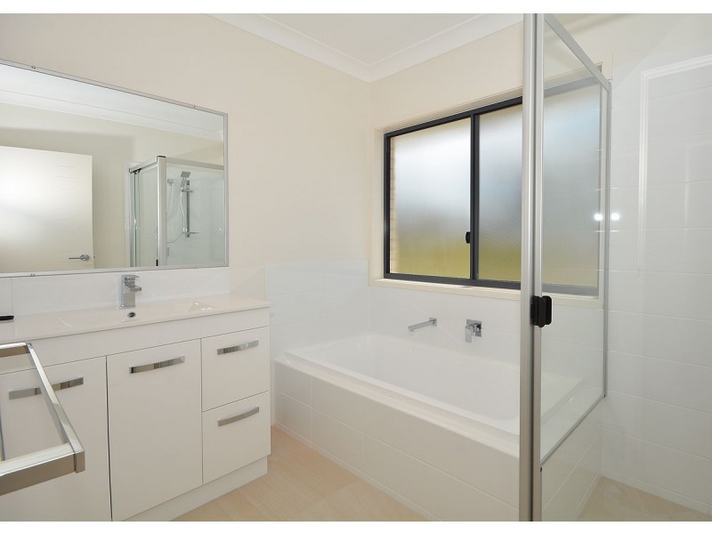 5 Sanctuary Point Close, Point Vernon QLD 4655