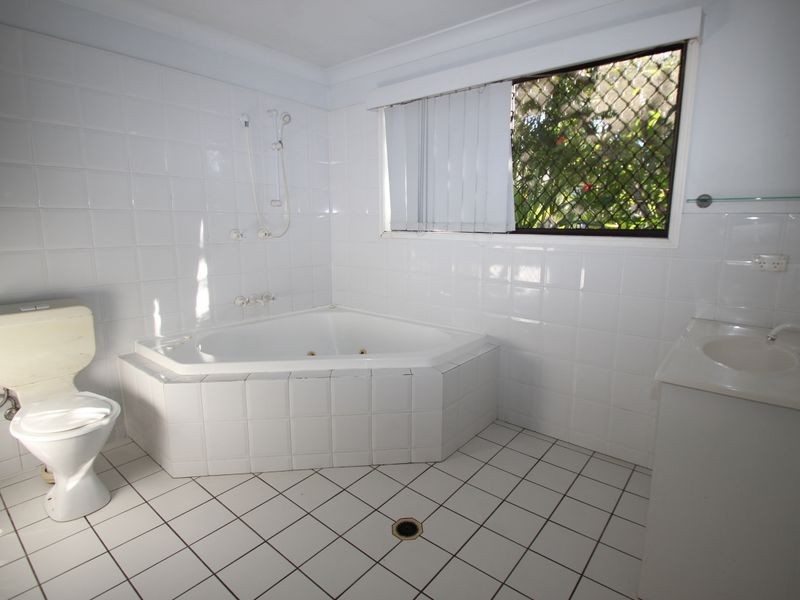 8 Barry Street, Torquay QLD 4655