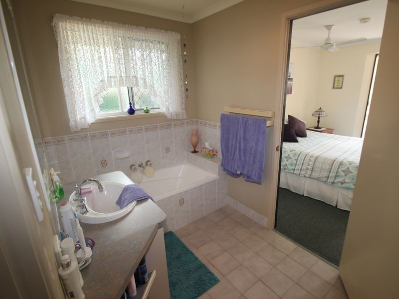 8 Hood Street, Urangan QLD 4655