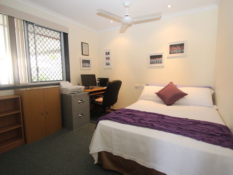 8 Hood Street, Urangan QLD 4655