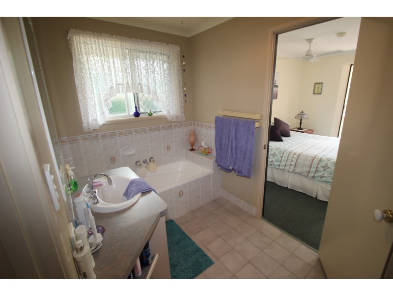 8 Hood Street, Urangan QLD 4655