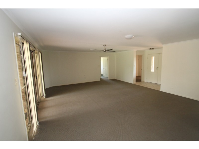 4 Seahorse Circuit, Booral QLD 4655