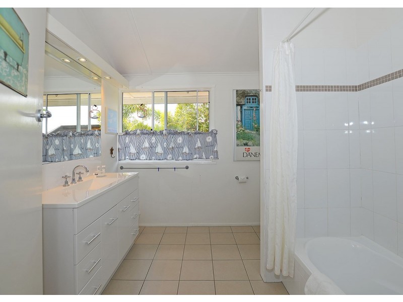 40 Esplanade, Point Vernon QLD 4655