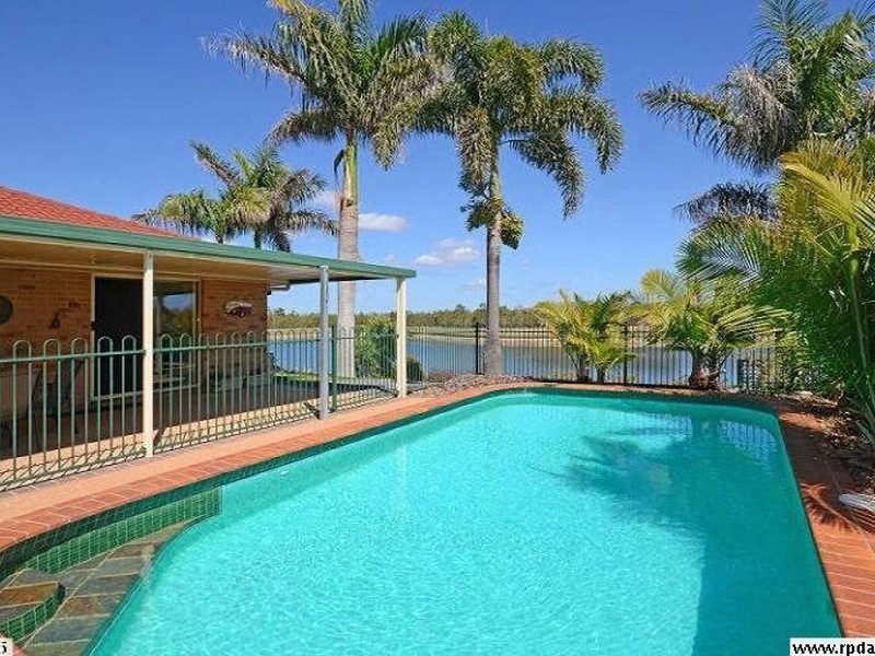 24 Bushlark Ave, Eli Waters QLD 4655