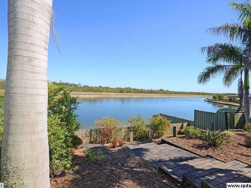 24 Bushlark Ave, Eli Waters QLD 4655