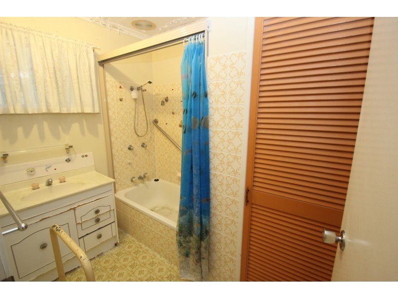 15 Richard Street, Urangan QLD 4655