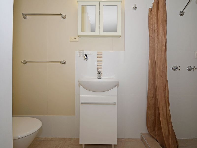 19 Limpus Street, Urangan QLD 4655