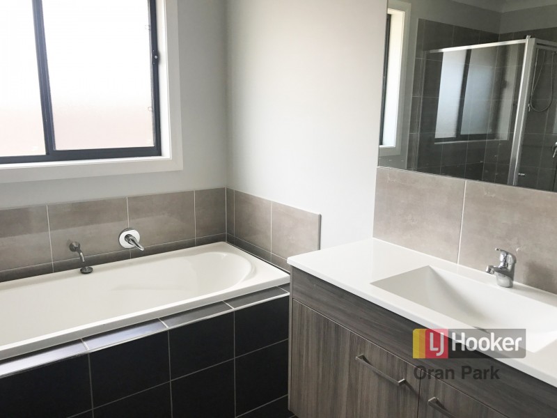 4 Courtney Loop, Oran Park NSW 2570