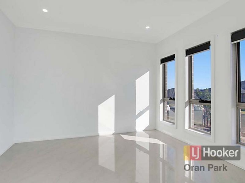 2/4 Richards Loop, Oran Park NSW 2570