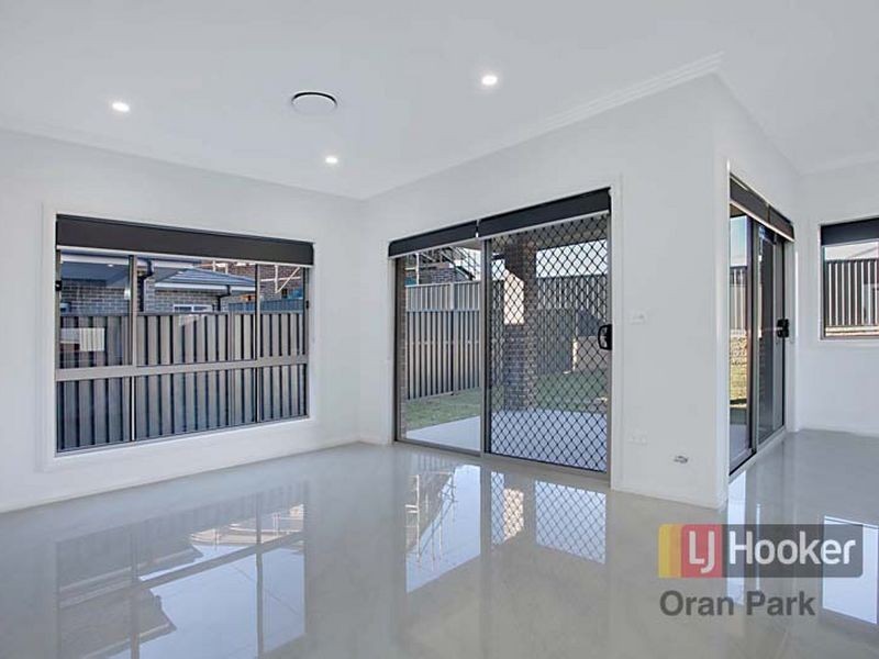 2/4 Richards Loop, Oran Park NSW 2570