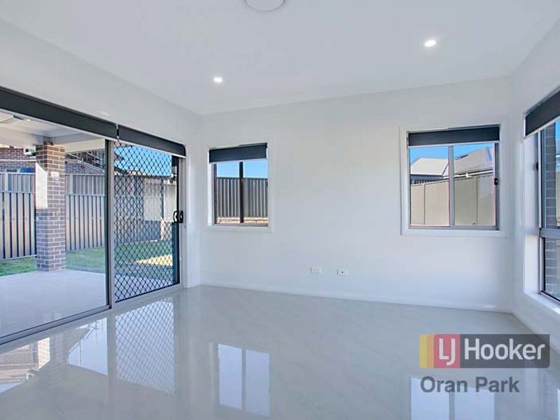 2/4 Richards Loop, Oran Park NSW 2570
