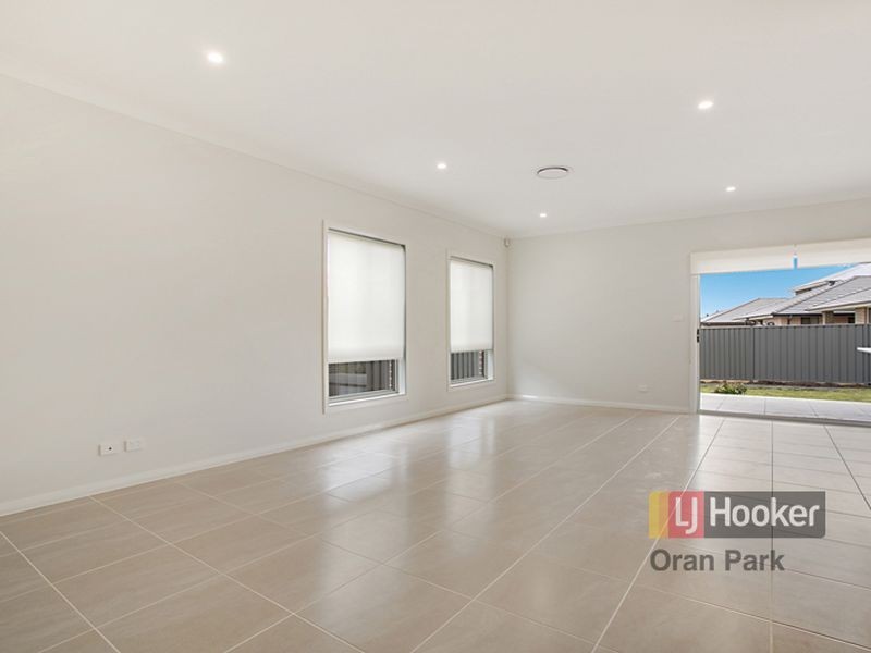 2/25 Franklin Grove, Oran Park NSW 2570