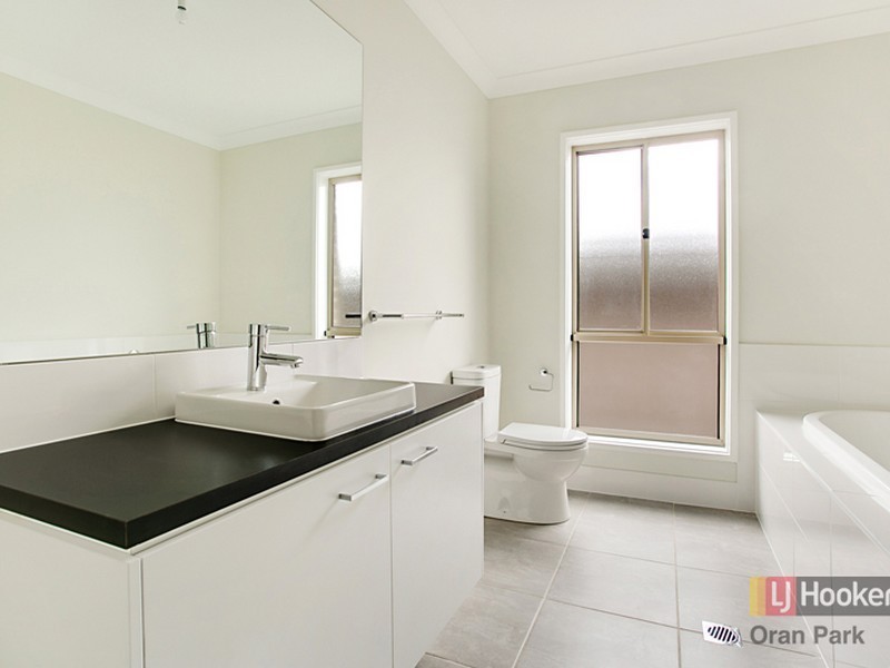 68 Bourne Ridge, Oran Park NSW 2570