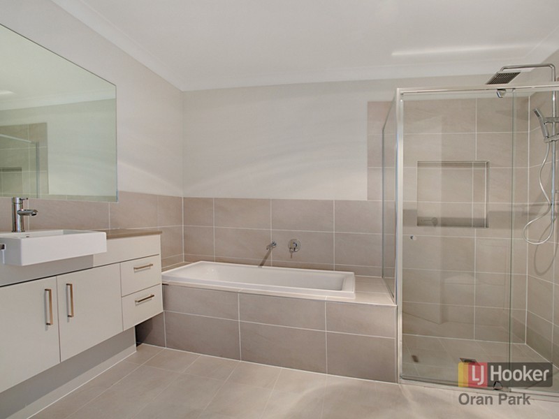 6 Howard Loop, Oran Park NSW 2570