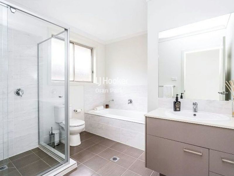 11 Kelly Street, Oran Park NSW 2570