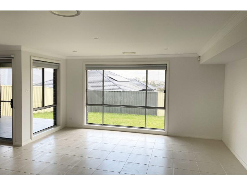 9 Thorpe Circuit, Oran Park NSW 2570